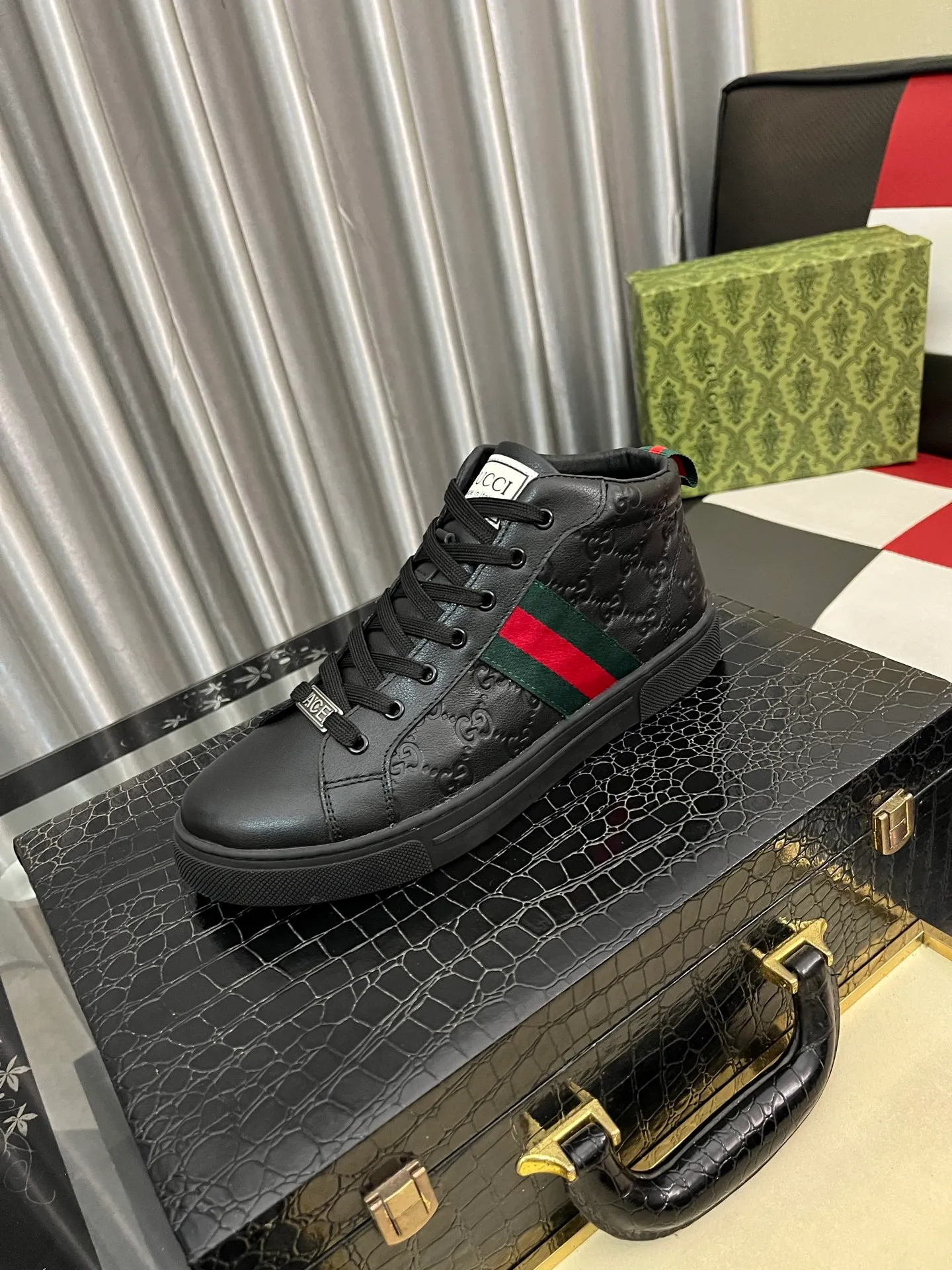 Men's shoes 💰460⌚️⌚️ 2025 new GUCCI Gucci 👊🏻 Upper 🇮🇹 imported first-layer cowhide 🇩🇪 lining imported sheepskin lining. The original outsole is molded to reflect the identity of every man, and the upper foot is elegant and stable🚶🏻🚶🏻The high-end custom counters reproduce the original version📯The shoe last remains unchanged regardless of wind and rain, and can withstand the verification of time🔍️,🔵 Size: 38-44.